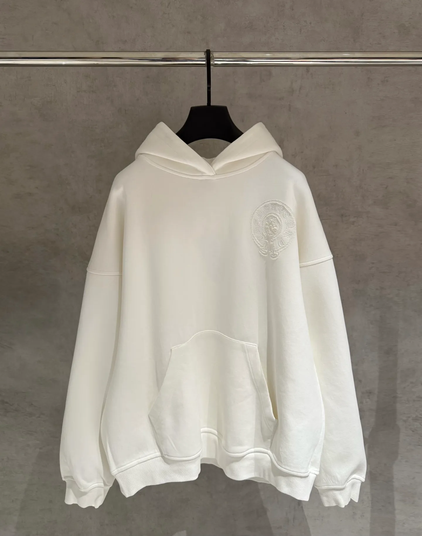 🅿️410 [Strict quality control] CH Croixin's new long-sleeved hooded sweatshirt. The fabric is made of heavy 480g double yarn fabric. Garment washing. Laser burning of the front and back panels. Garment washing. Loose fit. The fabric is stiff and stylish. It does not deform or shrink. Color: black, white, floral gray. Size: M-2xl